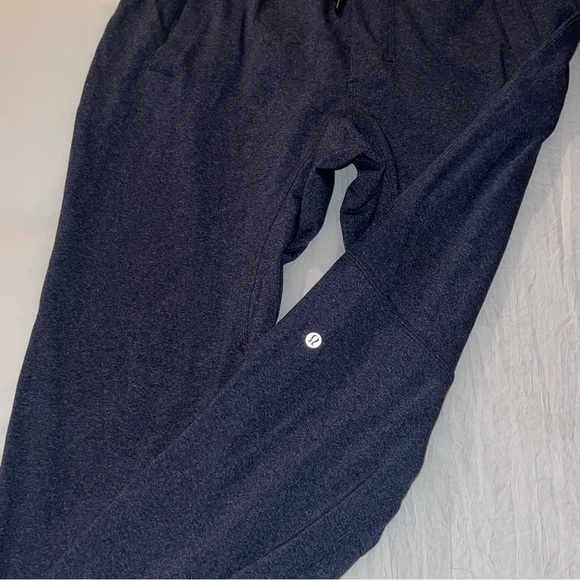 Men’s Size Large Navy LuluLemon Joggers! Lightly worn - Picture 4 of 4